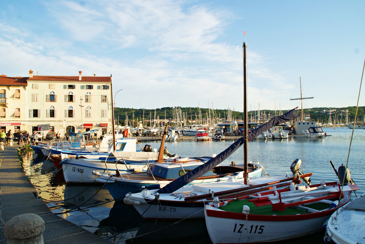 Fiskebåter i havnen av Iszla, Slovenia