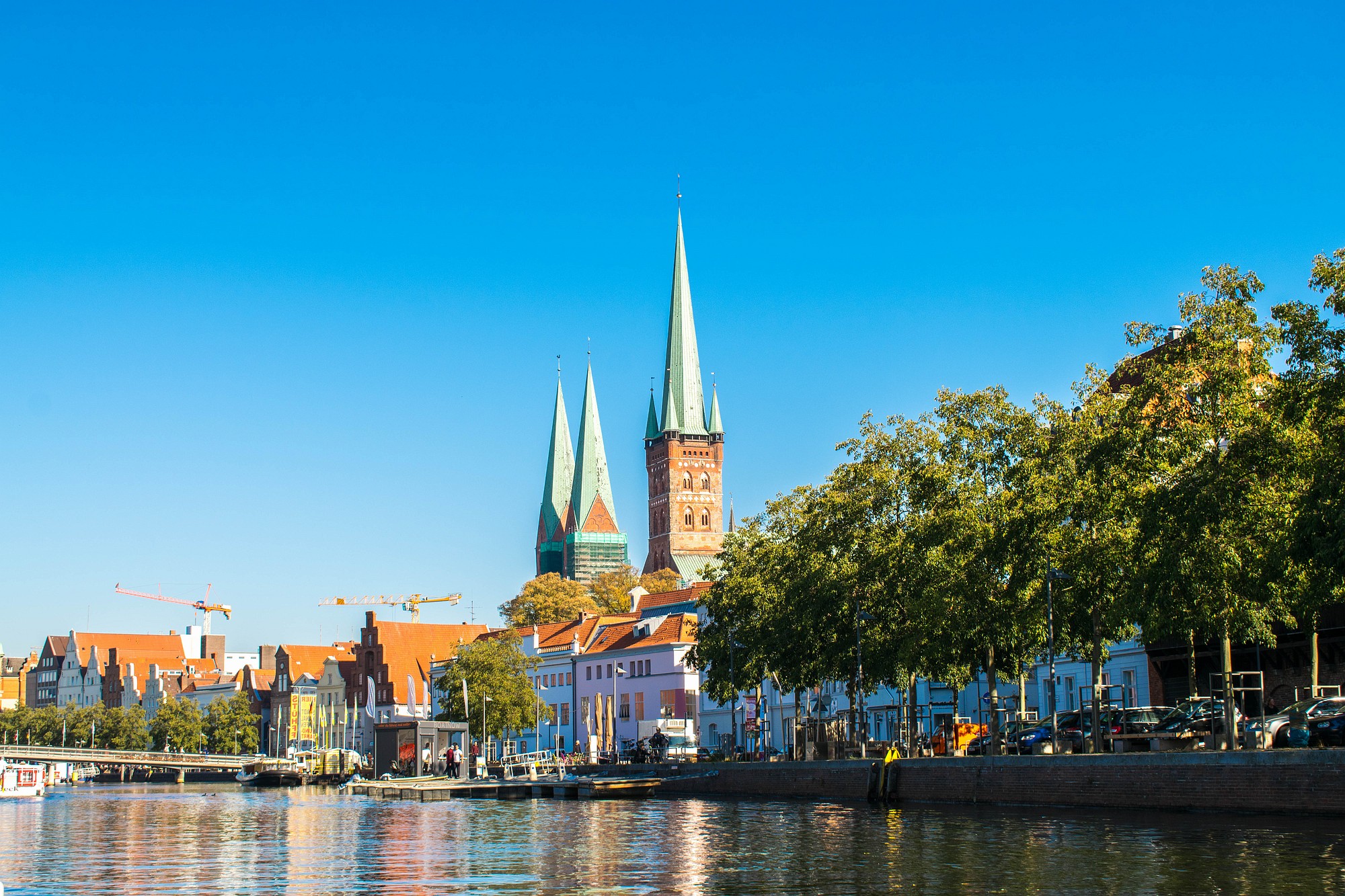 Utsikt til Lübeck fra elven Trave
