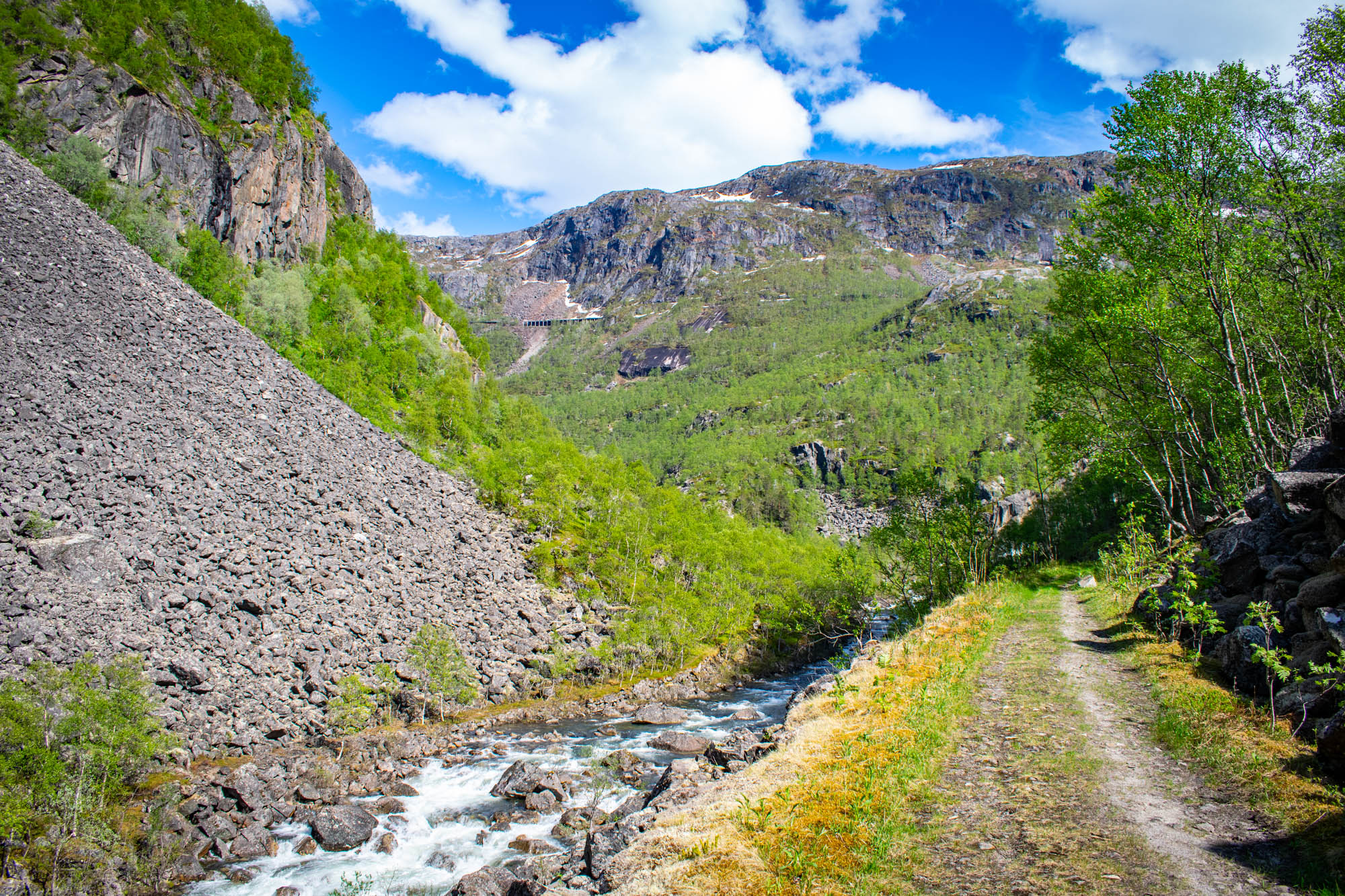 Utsikt mot Ofotbanen lang Rallarveien
