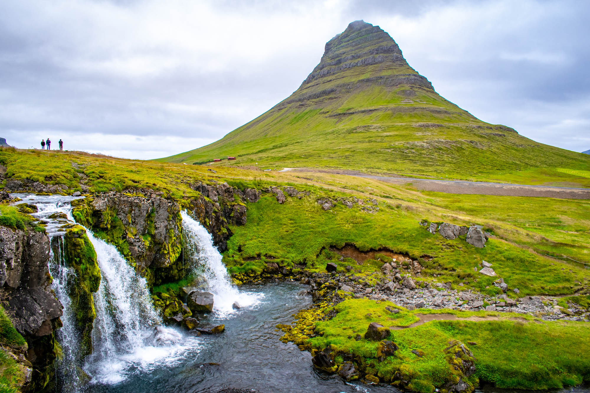 Spektakulære fossefall og naturopplevelser på Island. Her Kirkjufell og Kirkjufellsfoss