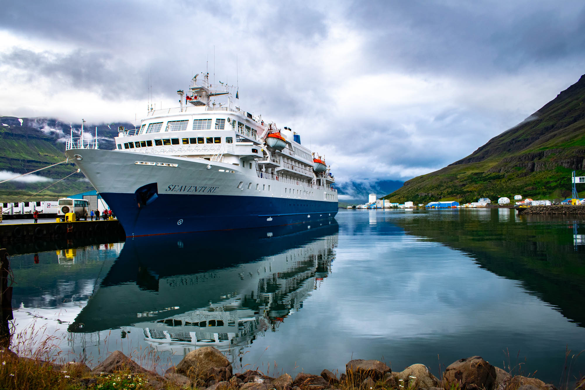 VIVA Cruises sitt ekspedisjonsskip MS Seaventure i havn på Island