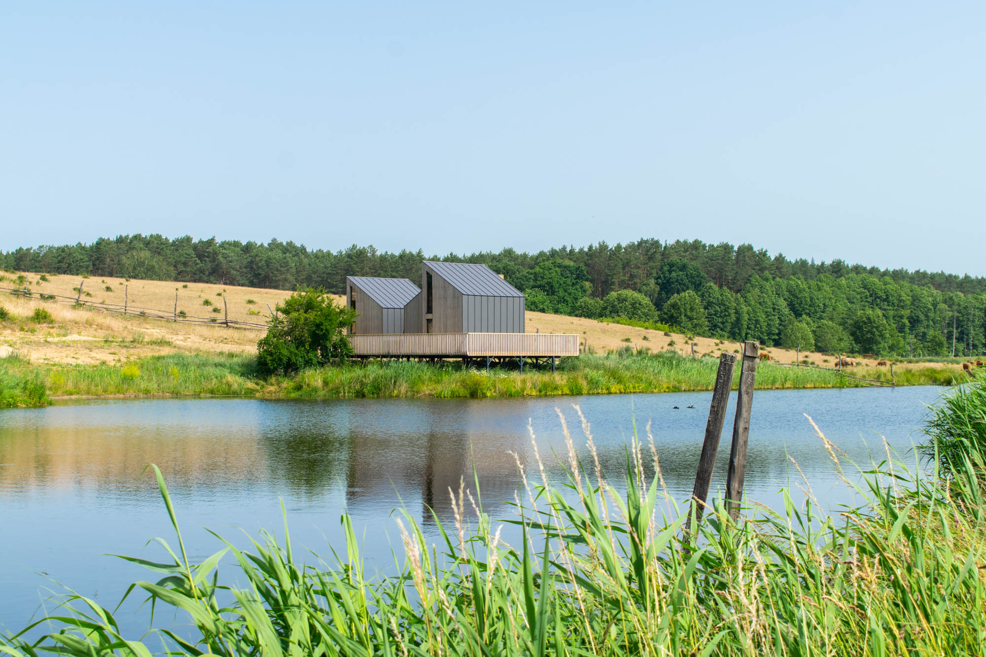 Hytte langs vannet hos Debogora Manor