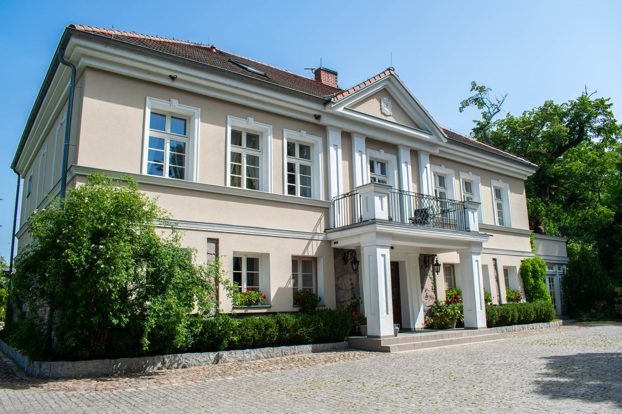 Hovedhuset hos Debogora Manor gårdshotell